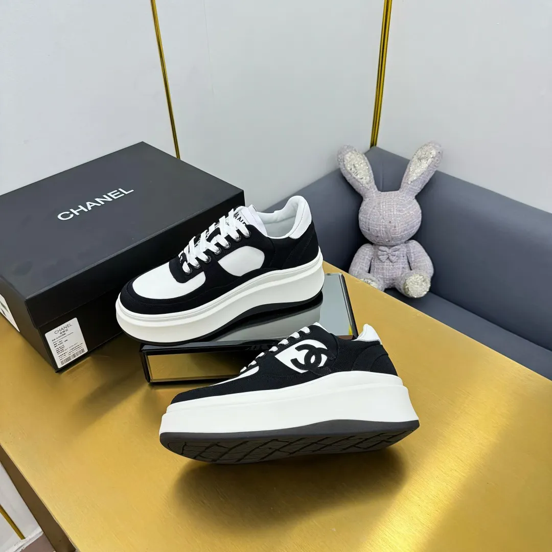 👟👟Ex-factory price 600👟👟 Upgraded version, upgraded version, upgraded version! No rebuttal accepted! ! ! ! Chanel Chanel panda shoes! 2025 counter's top casual sports shoes. This classic design; the upper is electro-embroidered with a variety of techniques; the outsole is fashionable and sporty; the unusual inclusion of a variety of color matching elements... The diversified mix and match is very good-looking and versatile, and can be used for leisure, fashion, sports, and outdoor... ꫛꫀꪝ Go➫ Materials: ❶Upper made of: original imported first-layer silk cowhide + original waterproof cloth + original first-layer cowhide ❷Inner lining: Original Yangli+Net ❸Outsole based on: Original TPU combination outsole Counter boutique packaging complete set for women 35–41 👉 👉